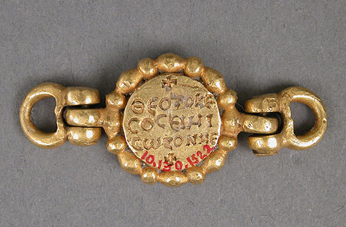 Gold clasp with medallion of the Virgin Mary and Child, Byzantine, the 6th century
