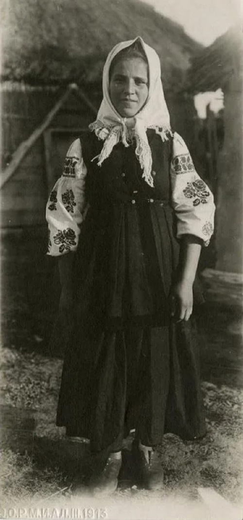 high-quality 1910s photos of Ukrainian peasant clothing